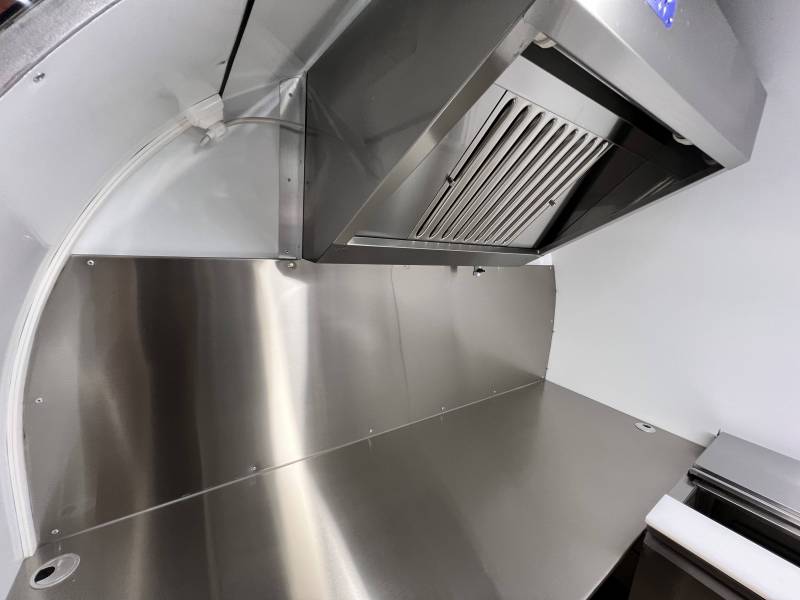 aménagement d'une cuisine tout équipée aux normes dans un foodtruck à Toulouse 31