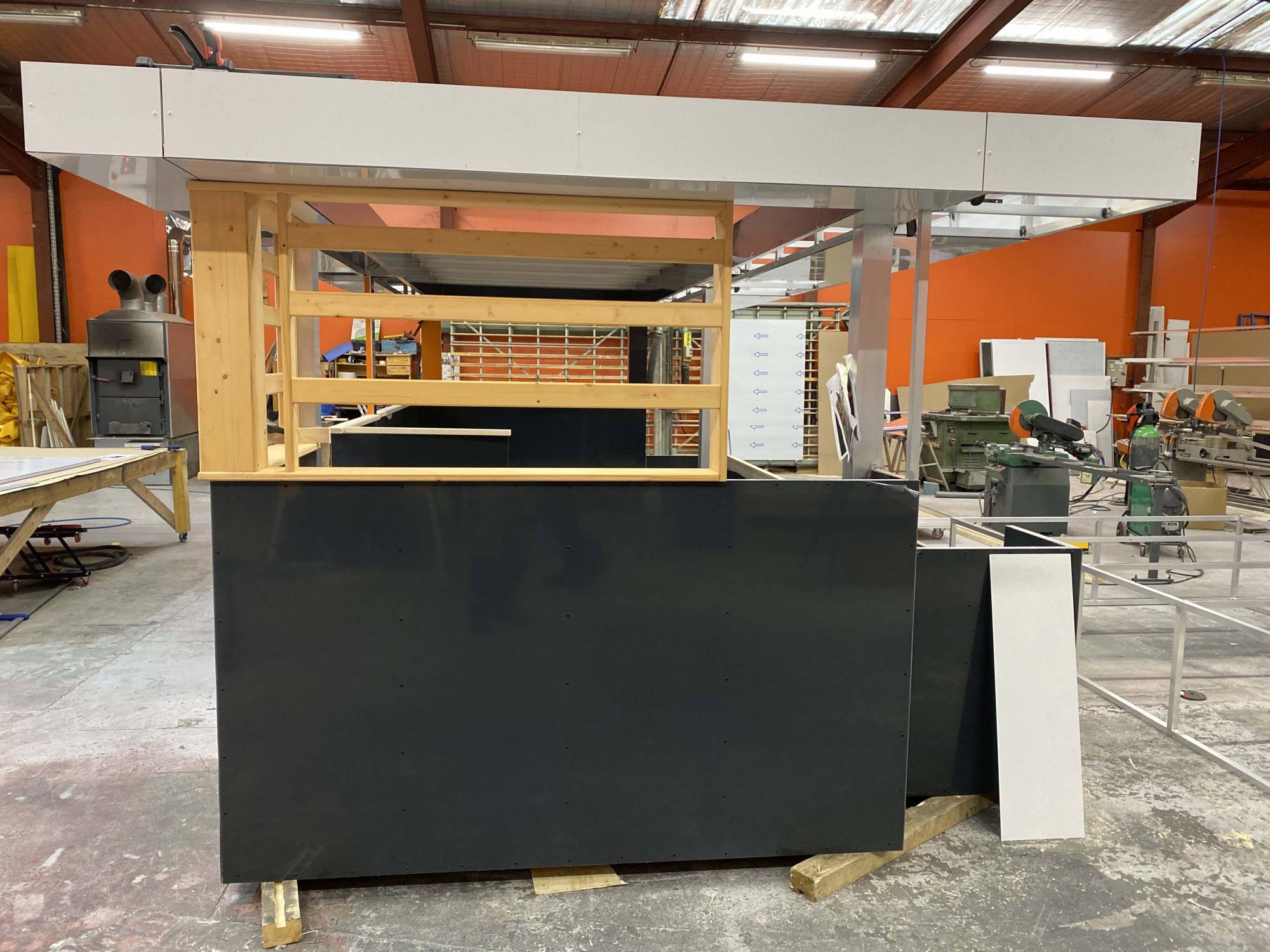Usine Française de fabrication et vente de kiosque sur-mesure avec bardage bois pour l'exterieur et centre commerciaux