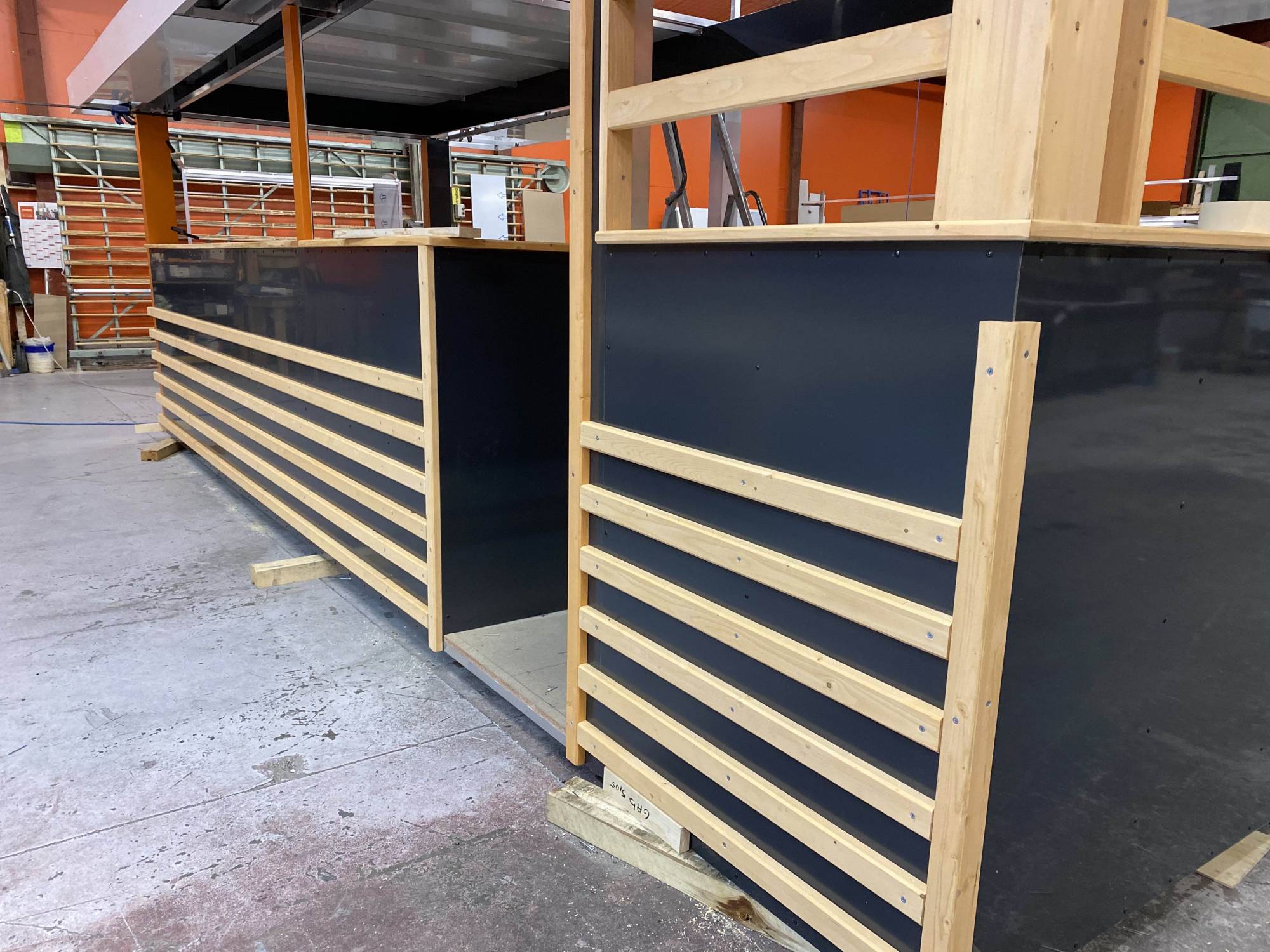 Faire fabriquer un kiosque sur-mesure avec bardage bois pour une franchise de vente ambulante en France