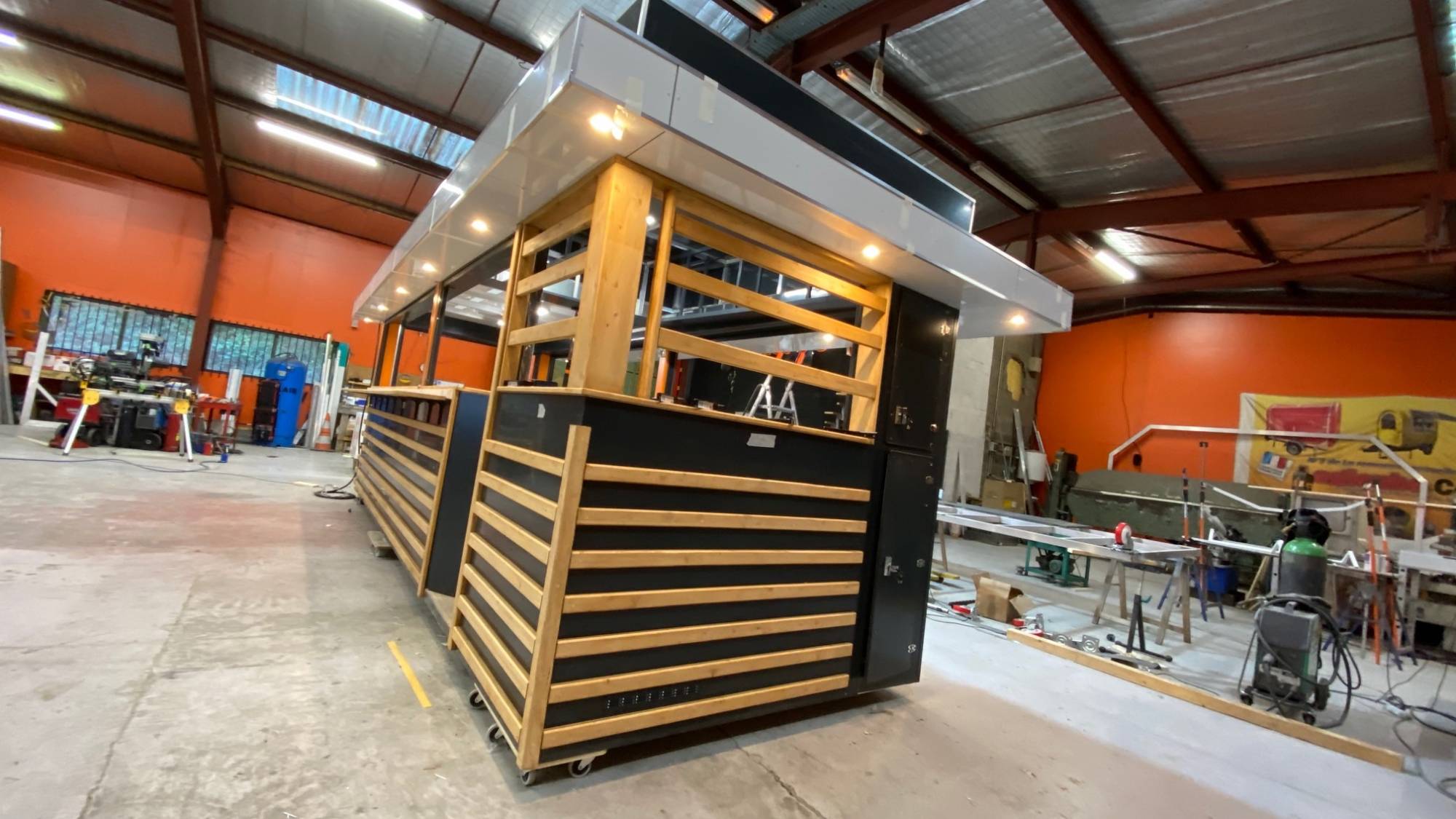 fabrication d'un kiosque snack avec bardage bois pour les professionnels de la restauration et du fastfood