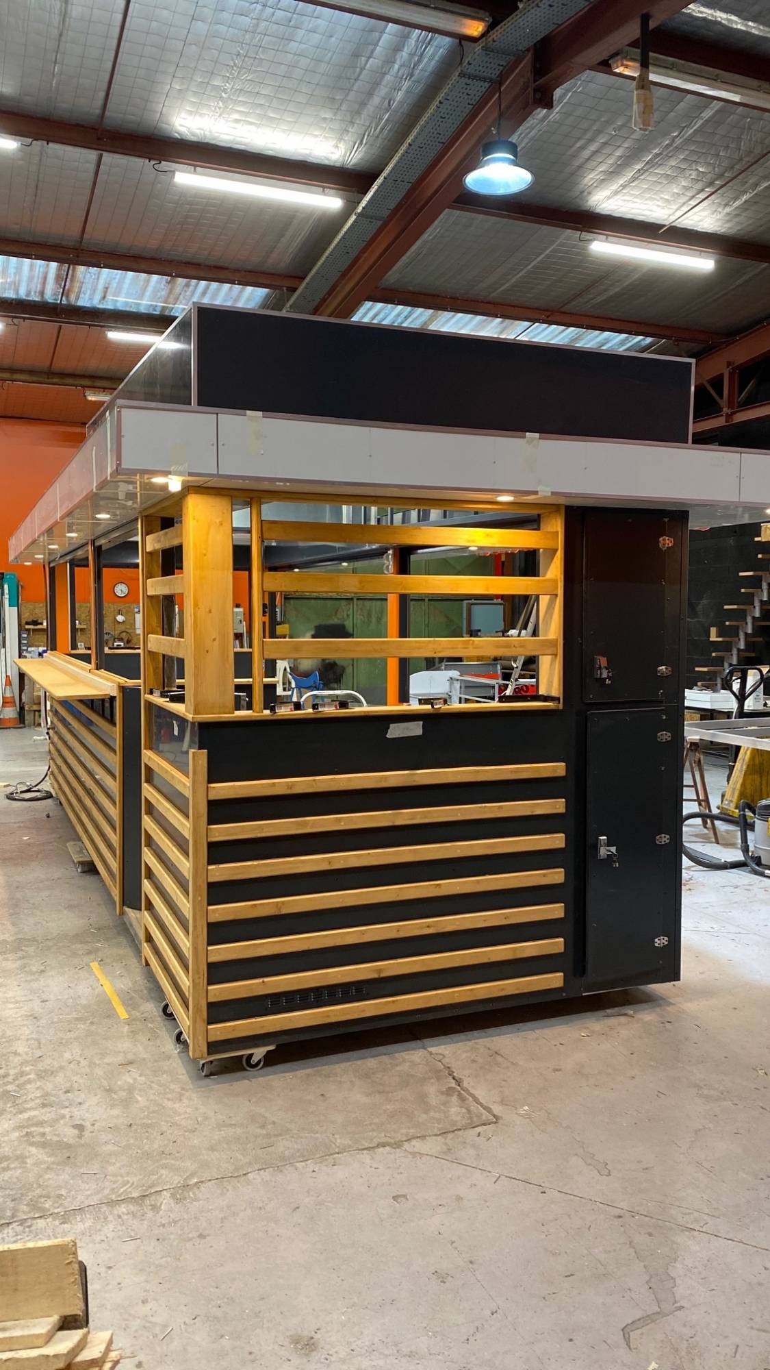 Achat kiosque avec bardage bois pour installation en exterieur pour la restauration ambulante design