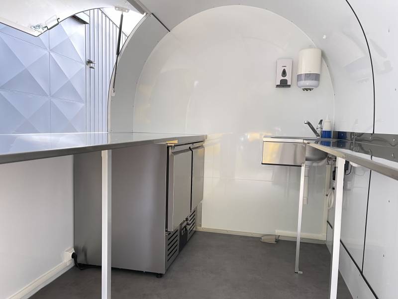 recherche une remorque petite et équipée pour restauration ambulante premier prix Angers