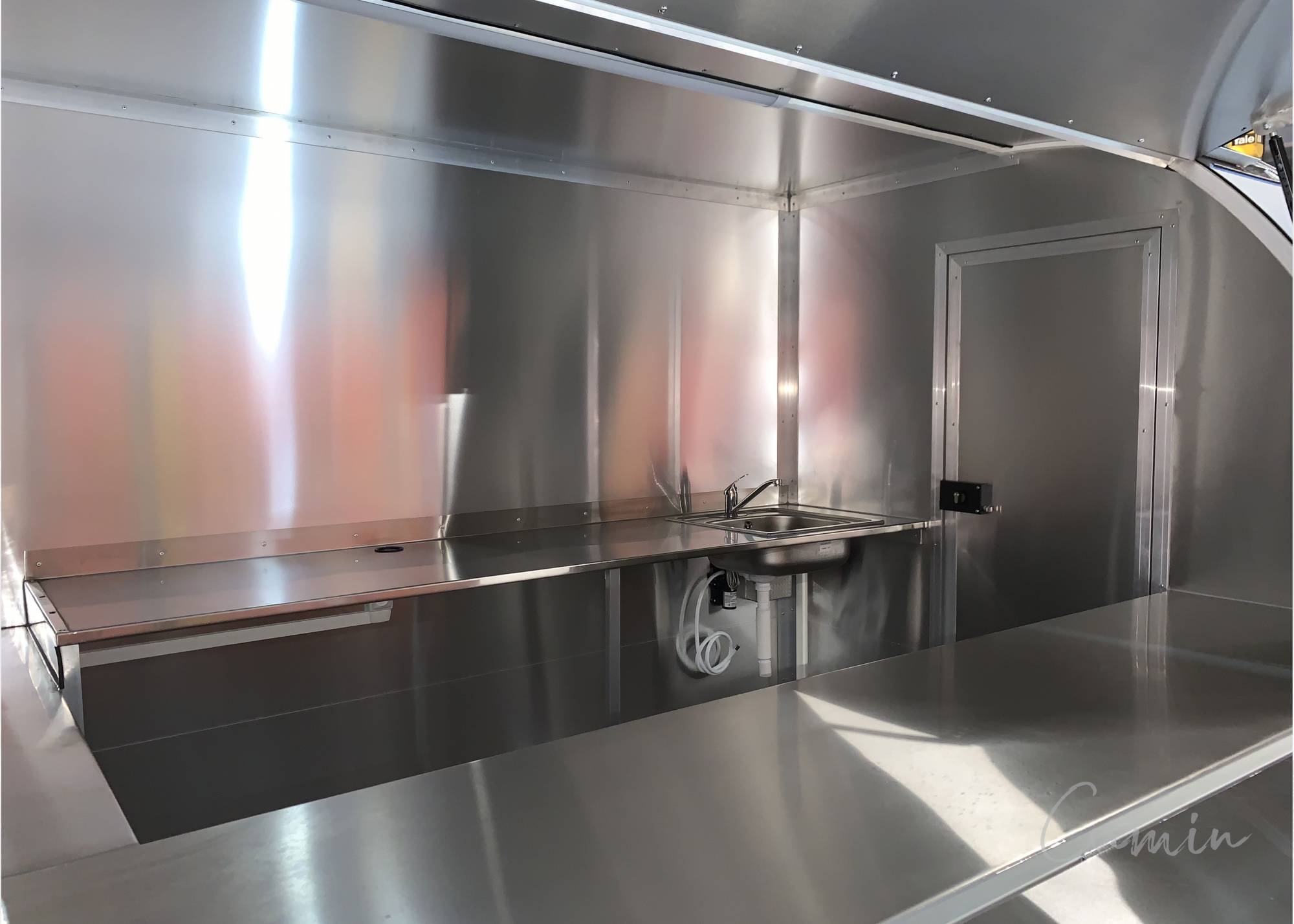 fabriquant de remorque snack tout équipé pour la restauration et la cuisine Toulon