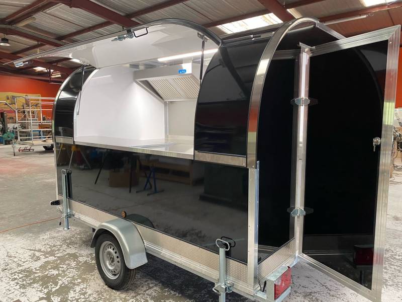 fabrication d'une remorque food truck tout équipée pour la vente sur les marchés et commerce ambulant au Havre