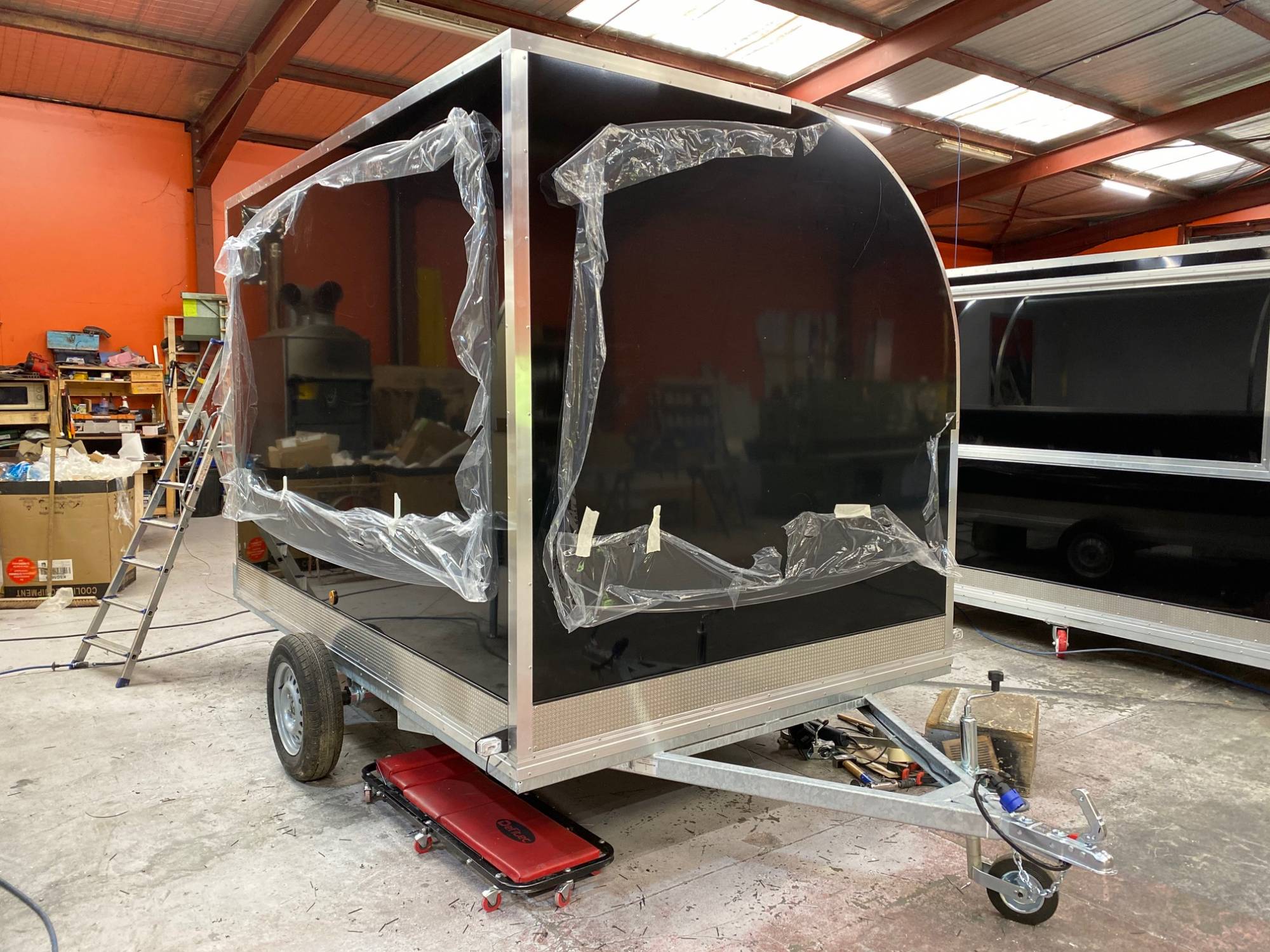 fabrication d'une remorque foodtruck tout aux normes et équipé pour la restauration paris
