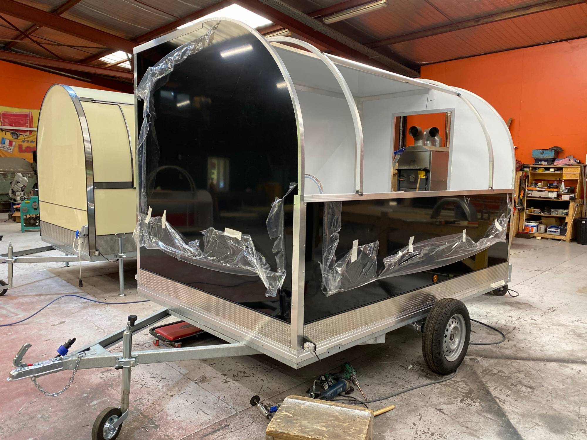 construction d'une remorque foodtruck équipés sur mesure pour la cuisine ambulante paris